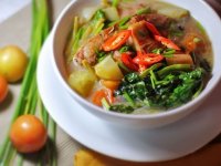 Filippínó édes-savanyú húsleves „Sinigang”