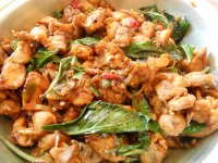 Thai bazsalikomos csirke, „Pad Krapao”